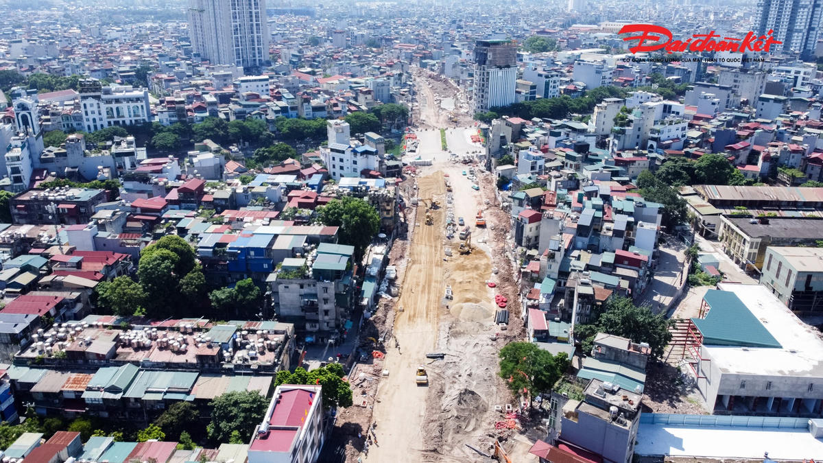 Theo ghi nhận của PV Báo Đại đoàn kết, tại công trường, không khí thi công diễn ra khẩn trương. Nhân lực, máy móc và thiết bị được tăng cường, các mũi thi công đồng loạt triển khai trên nhiều đoạn tuyến.