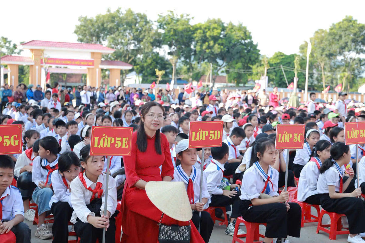 Niềm vui khai giảng của cô và trò Trường Phổ thông nội trú Tiểu học và THCS Hạnh Lâm (Nghệ An). Ảnh: Điền Bắc.
