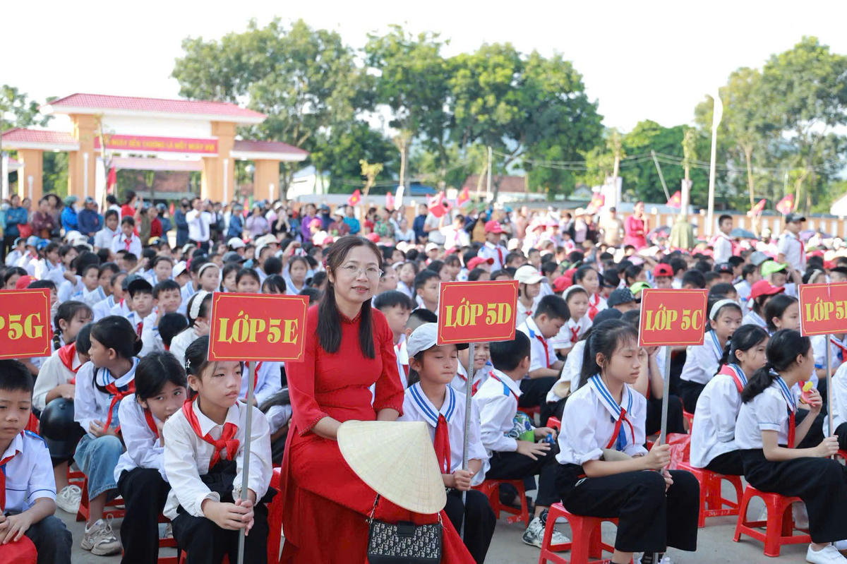 Niềm vui khai giảng của cô và trò Trường Phổ thông nội trú Tiểu học và THCS Hạnh Lâm. 