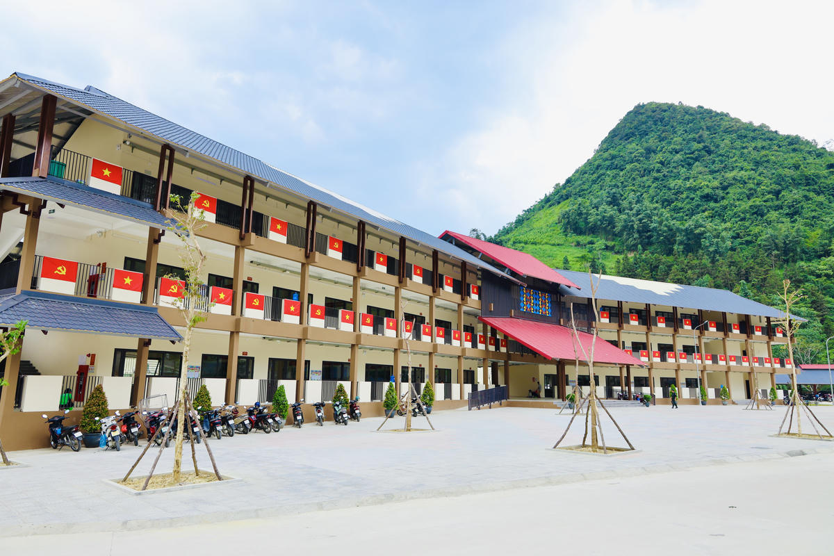 Từ trước ngày khai giảng, cờ đỏ được treo trang trọng. Ảnh: T.Đ.