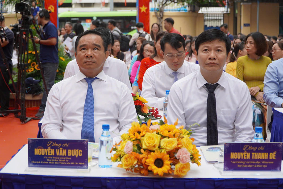 Ông Nguyễn Văn Được, Chủ tịch UBND TPHCM tham dự lễ khai giảng tại trường THPT Trần Khai Nguyên. Ảnh: C.Phúc.