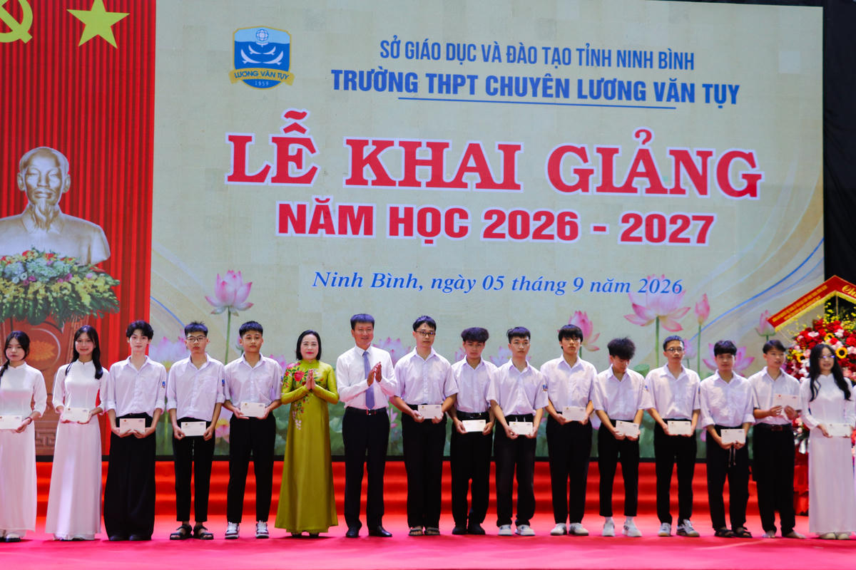 Phó Chủ tịch Quốc hội Nguyễn Thị Thanh và Bí thư Tỉnh ủy Trần Huy Tuấn trao 50 suất học bổng cho học sinh Trường THPT chuyên Lương Văn Tuỵ. Ảnh: Đình Minh