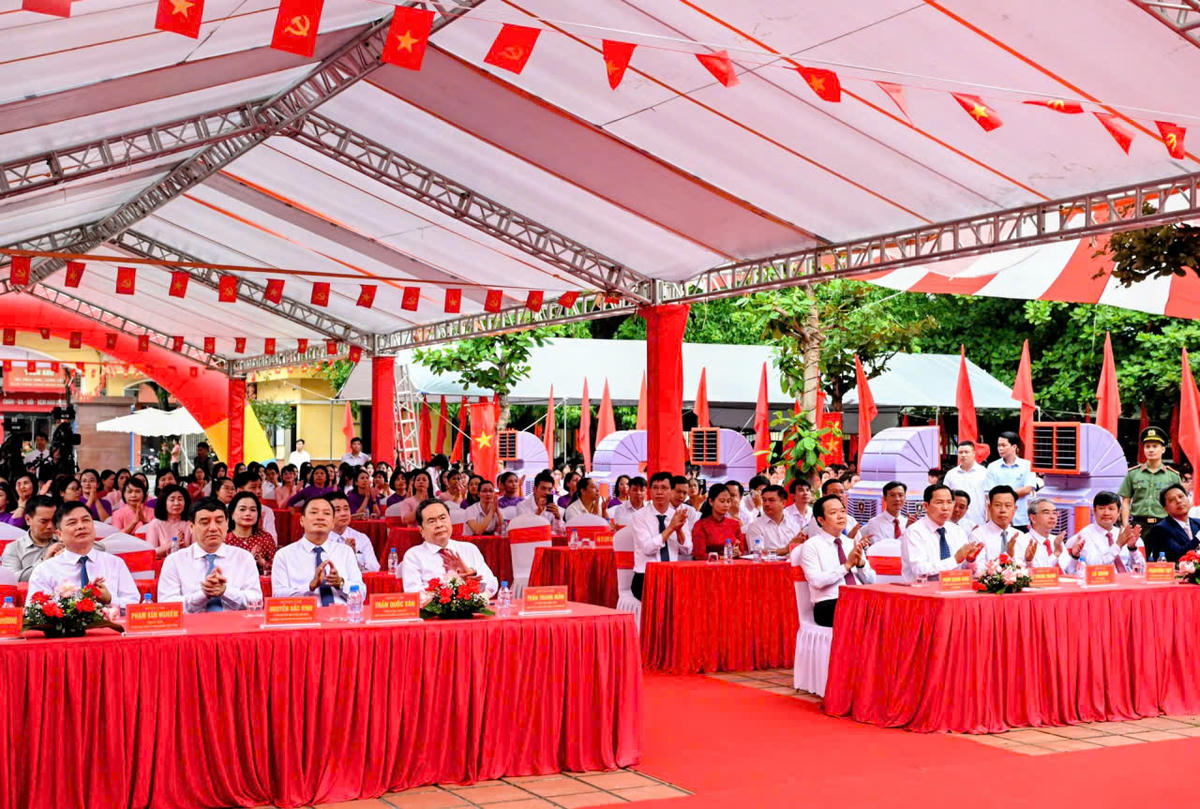 Chủ tịch Quốc hội Trần Thanh Mẫn và các đại biểu dự Lễ khai giảng năm học mới 2026 - 2027 tại điểm cầu Trường THPT Lê Quý Đôn, tỉnh Hưng Yên. Ảnh: Duy Linh