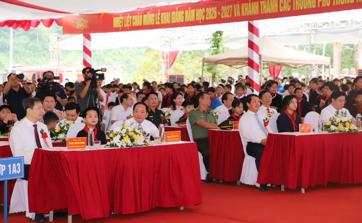 Trưởng Ban Tuyên giáo Trung ương Trịnh Văn Quyết cùng các đại biểu dự lễ khai giảng tại Trường Phổ thông nội trú liên cấp Tiểu học và THCS Thanh Thủy.