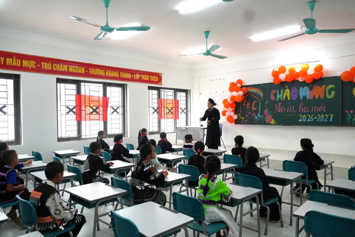 Cơ sở vật chất khang trang hiện đại là nền tảng để học sinh vùng biên học tập, phát triển.
