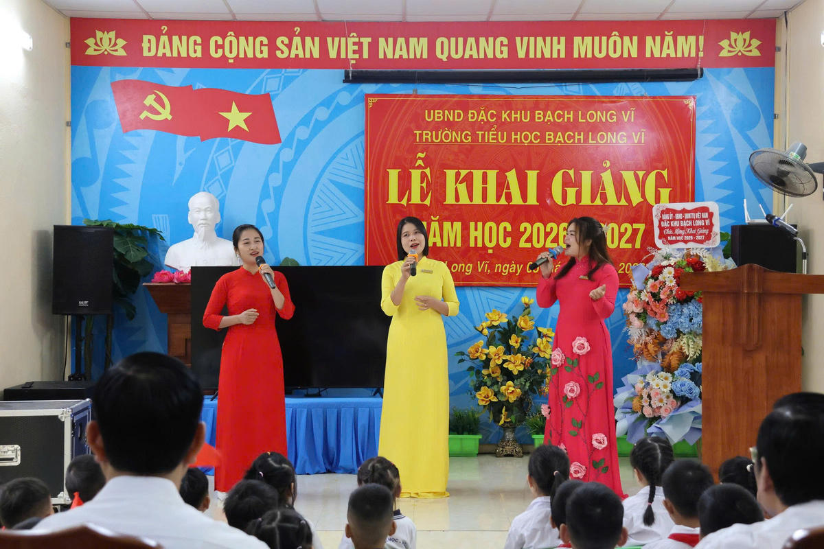 Nhà trường phối hợp với các phòng chuyên môn của đặc khu Bạch Long Vĩ sửa chữa, cải tạo một số hạng mục; bổ sung thiết bị dạy học, sách giáo khoa, đồ dùng học tập, máy tính, ti vi và đồng phục cho học sinh để chuẩn bị cho lễ khai giảng. Ảnh: HM.