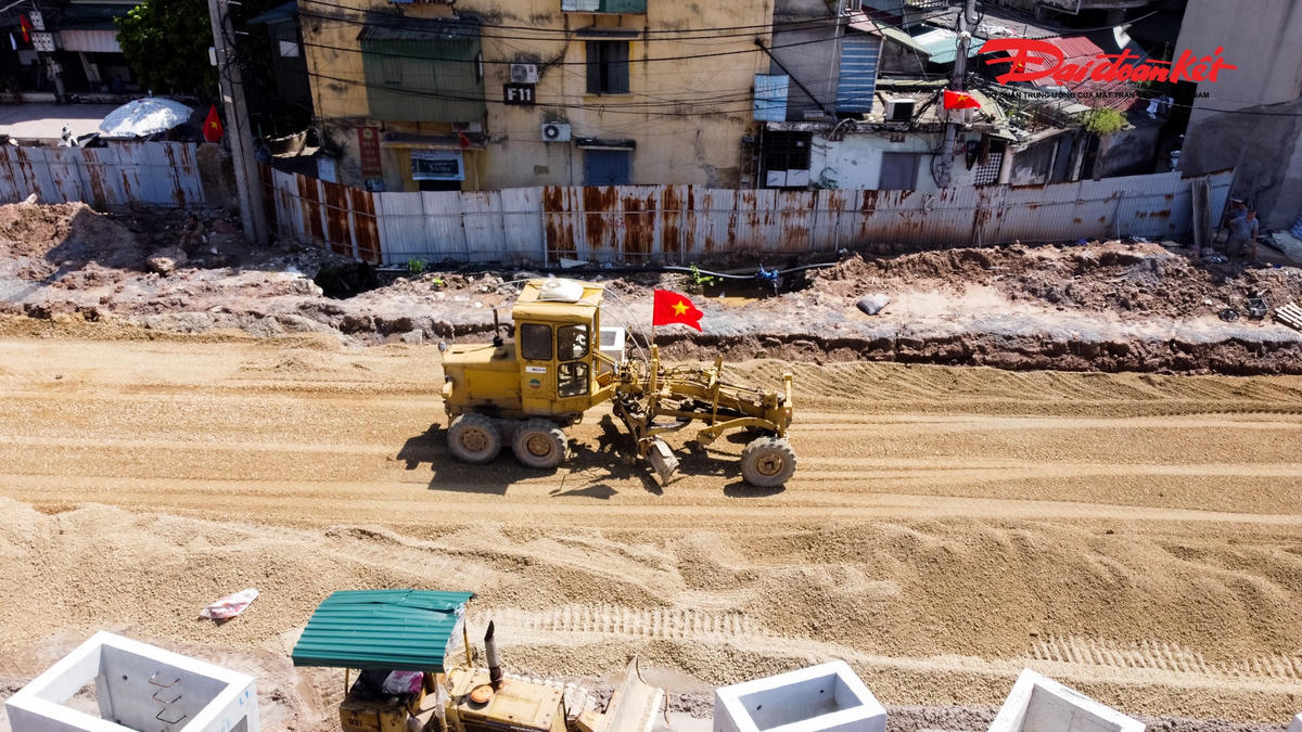 Công tác thi công được triển khai 3 ca liên tục, các đơn vị đang tận dụng từng ngày, từng giờ để đẩy nhanh các hạng mục còn lại, phấn đấu hoàn thành kế hoạch thông xe kỹ thuật tuyến đường vào ngày 10/10.