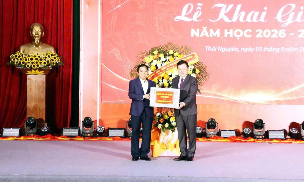 Ông Bùi Văn Lương, Phó Bí thư Tỉnh ủy, Chủ tịch HĐND tỉnh Thái Nguyên dự Lễ khai giảng tại Đại học Thái Nguyên.