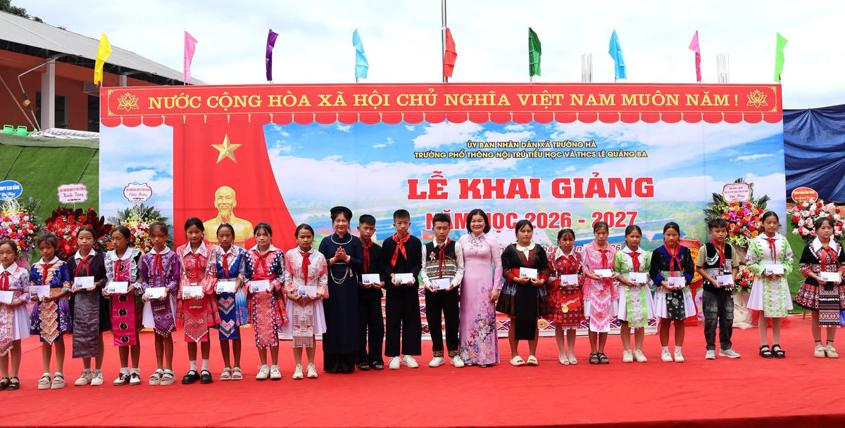 Tại điểm cầu Trường Phổ thông nội trú Tiểu học và THCS Lê Quảng Ba, xã Trường Hà, các đại biểu, cán bộ, giáo viên và học sinh theo dõi trực tuyến Chương trình chung Lễ khai giảng năm học 2026 - 2027 và khánh thành các trường PTNT liên cấp tại các xã biên giới.