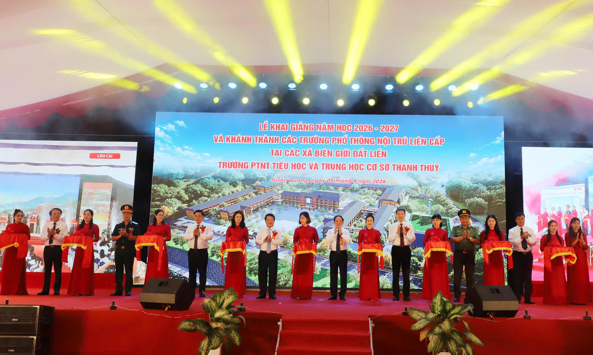 Các đại biểu cắt băng Khánh thành trường Phổ thông nội trú liên cấp Tiểu học và THCS Thanh Thủy.