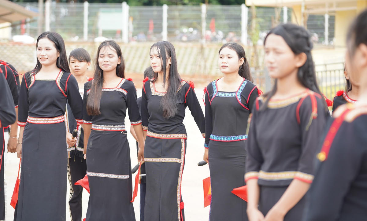 Học sinh Trường PTNTLC TT-THCS Ia Púch dự lễ khai giảng. Ảnh: ĐS.