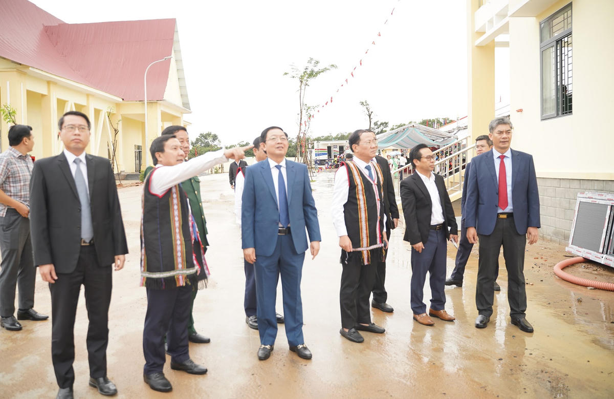 Phó Thủ tướng Chính phủ Hồ Quốc Dũng (ở giữa) kiểm tra tại Trường PTNTLC TT-THCS Ia Púch. Ảnh: ĐS.