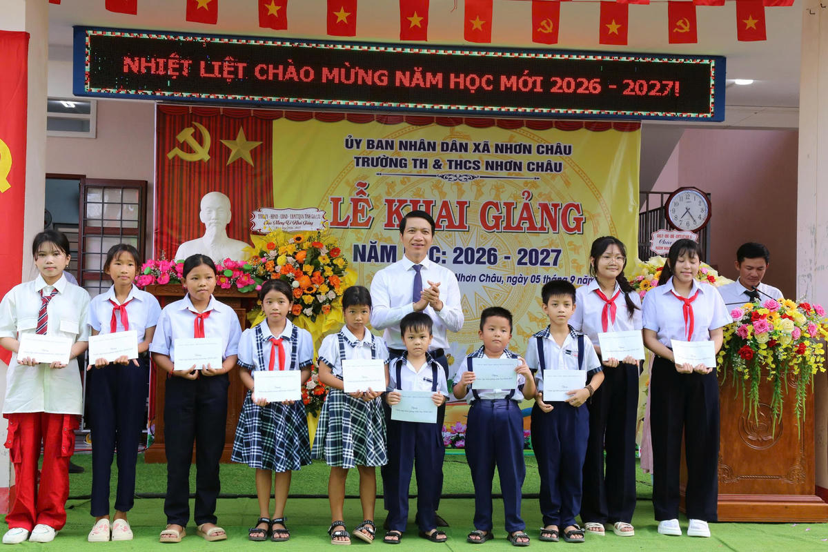 Ông Nguyễn Ngọc Lương, Chủ tịch Ủy ban MTTQ Việt Nam tỉnh Gia Lai tặng quà cho học sinh Trường Tiểu học và THCS Nhơn Châu. Ảnh: ĐS.