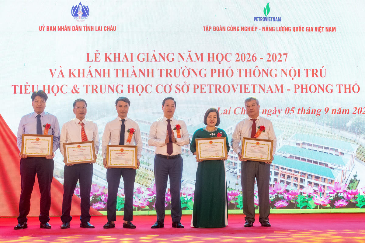 Đồng chí Hà Quang Trung, Chủ tịch UBND tỉnh Lai Châu tặng bằng khen cho đại diện Lãnh đạo Petrovietnam, Ban quản lý xây dựng tỉnh, Công ty Xây dựng số 6 (Nhà thầu thi công), UBND xã Phong Thổ.