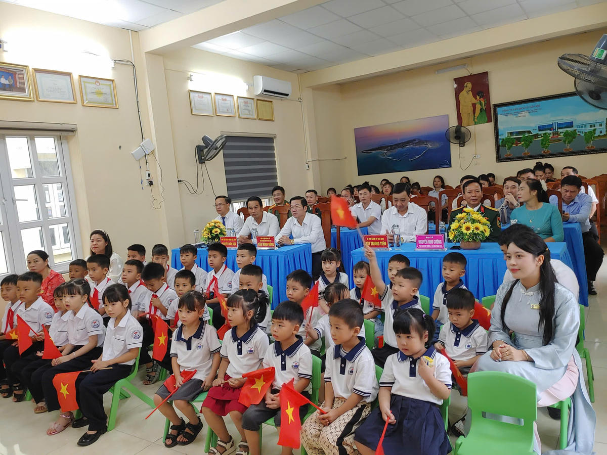 Năm học này, toàn trường có 40 học sinh, trong đó 22 trẻ mầm non và 18 học sinh tiểu học. Nhà trường phấn đấu duy trì tỷ lệ 100% trẻ trong độ tuổi đến trường, 100% học sinh được kiểm tra sức khỏe định kỳ; học sinh hoàn thành tốt các môn học đạt 79%, rèn luyện năng lực, phẩm chất đạt 100%. Ảnh: HM.