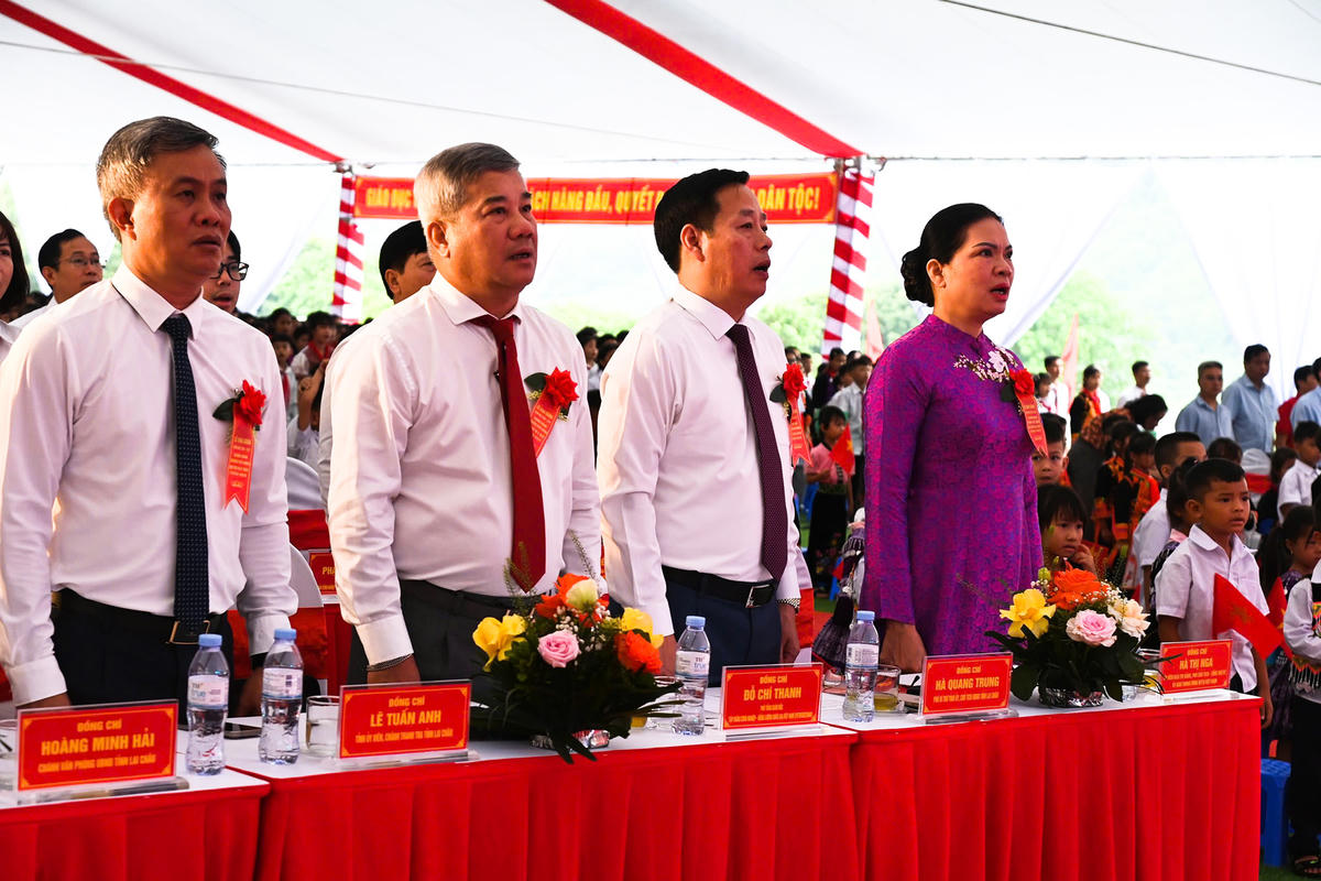 Đúng 7 giờ 30 phút, trong sự háo hức của thầy cô, học sinh và các đại biểu, Lễ Khánh thành các Trường Phổ thông nội trú tại các xã biên giới được kết nối trực tuyến với điểm cầu trung tâm tại Trường Phổ thông nội trú Mường Khương, tỉnh Lào Cai.