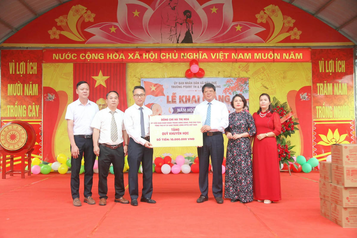 Ủy viên Trung ương Đảng, Phó Chủ tịch, Tổng Thư ký Ủy ban Trung ương MTTQ Việt Nam Hà Thị Nga dành phần quà 10 triệu đồng tặng quỹ khuyến học của nhà trường. Ảnh: MTTQ.