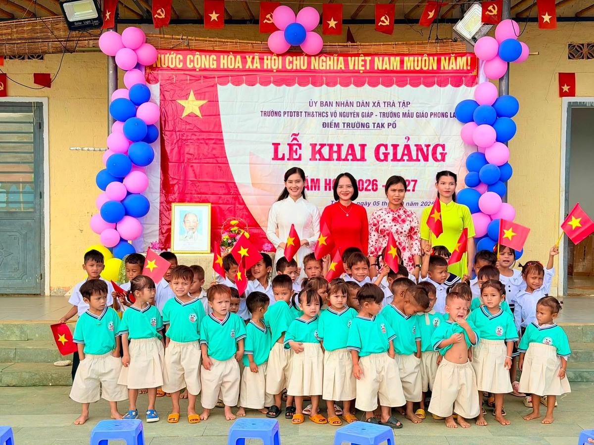 Cô giáo và học sinh điểm Trường Tắk Pổ chụp ảnh lưu niệm. Ảnh: TH.