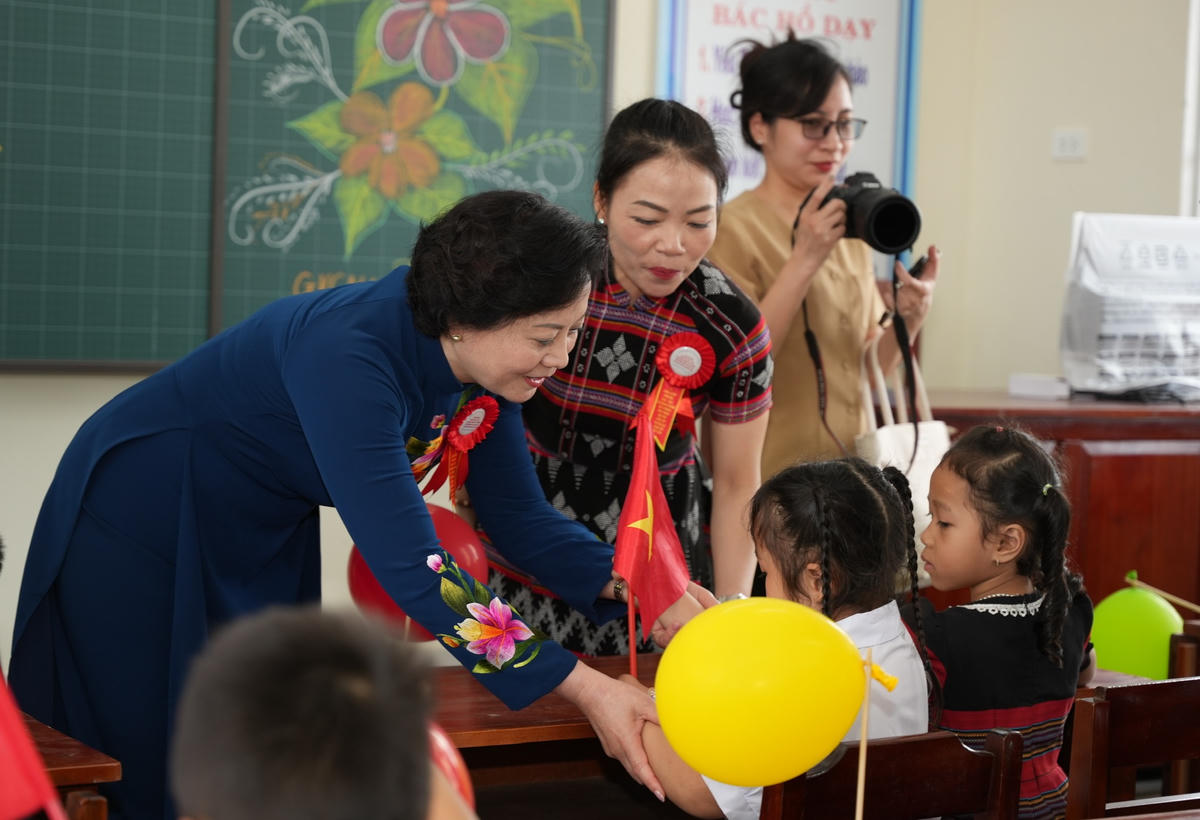 Phó Thủ tướng Phạm Thị Thanh Trà tham quan các lớp học. Ảnh: N.H.