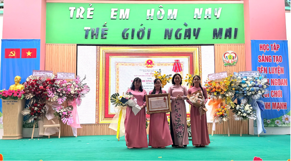Bà Trương Thị Bích Hạnh – Ủy viên Ban Thường vụ Thành ủy,  Phó Chủ tịch Thường trực UBMTTQVN TP Hồ Chí Minh trao tặng Huân chương Lao động hạng Nhì cho Ban Giám hiệu trường Mầm non Nhiêu Lộc. Ảnh: V.Phong