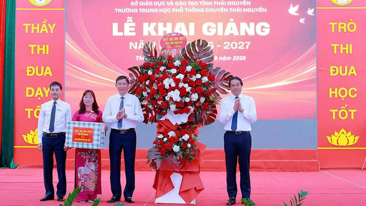 Ông Trịnh Xuân Trường, Ủy viên Trung ương Đảng, Bí thư Tỉnh ủy Thái Nguyên dự Lễ khai giảng năm học mới tại Trường THPT Chuyên Thái Nguyên.