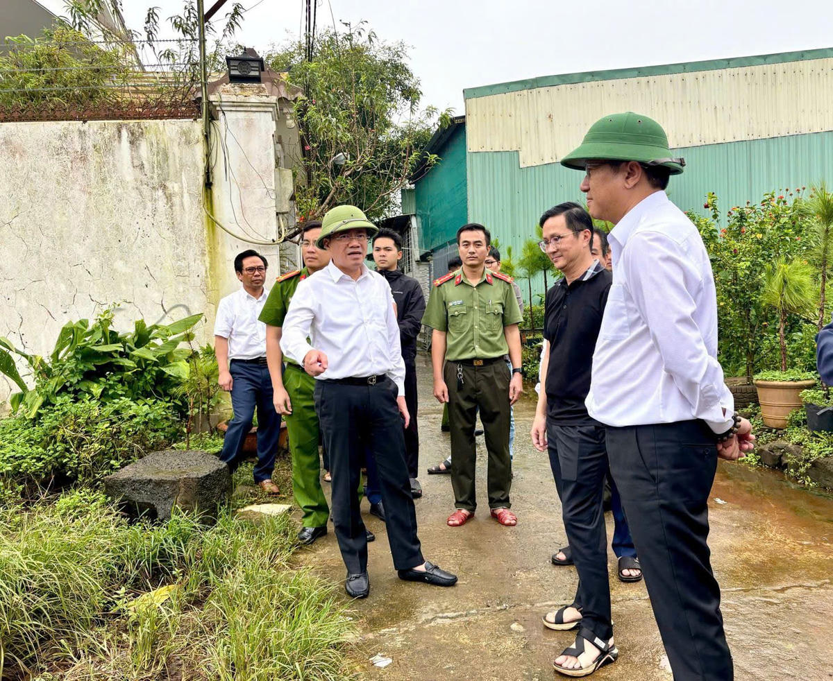 Chủ tịch UBND tỉnh Gia Lai Phạm Tuấn Anh kiểm tra tình hình ngập lụt tại khu vực hẻm 433 đường Lý Thái Tổ. Ảnh. ĐS.