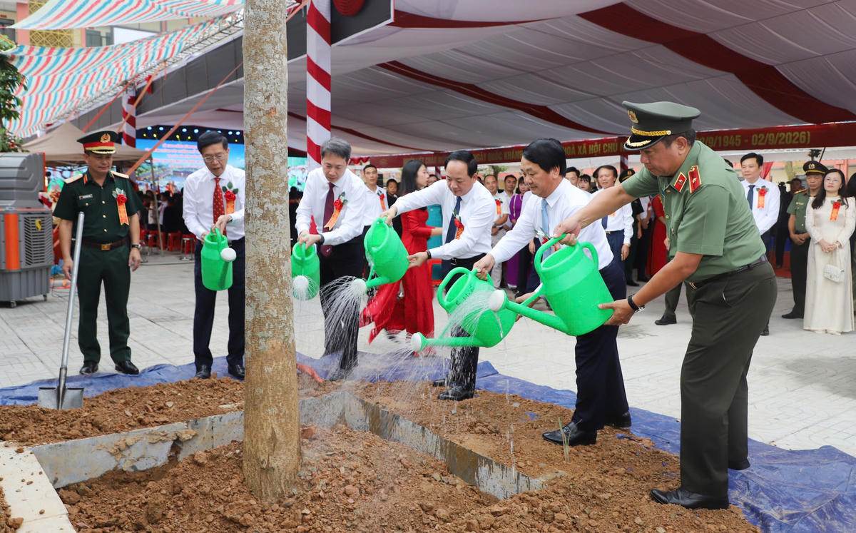 Trưởng Ban Tuyên giáo Trung ương Trịnh Văn Quyết dự Lễ khai giảng tại Trường Phổ thông nội trú liên cấp Thanh Thủy