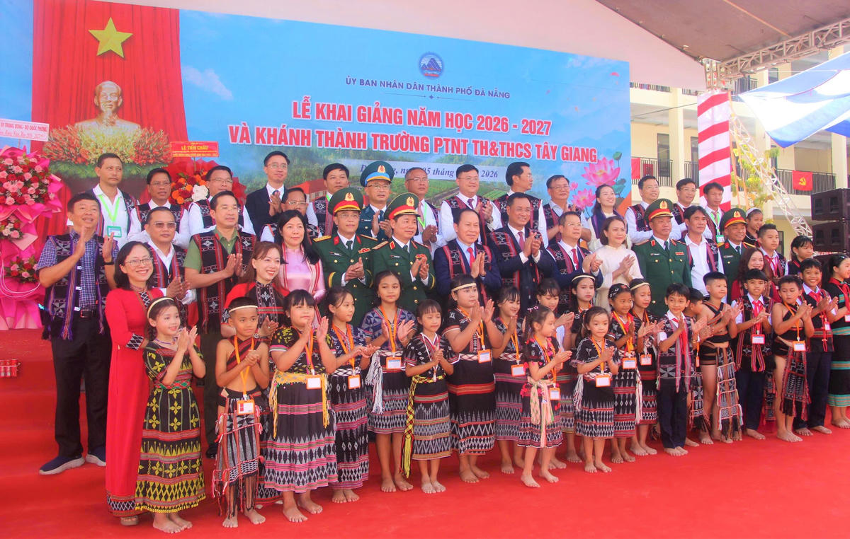 Phó Thủ tướng Chính phủ Lê Tiến Châu (ở giữa) chụp ảnh lưu niệm cùng các lãnh đạo TP Đà Nẵng và thầy, cô giáo, học sinh của  Trường Phổ thông nội trú liên cấp Tiểu học và THCS Tây Giang. Ảnh: TT.