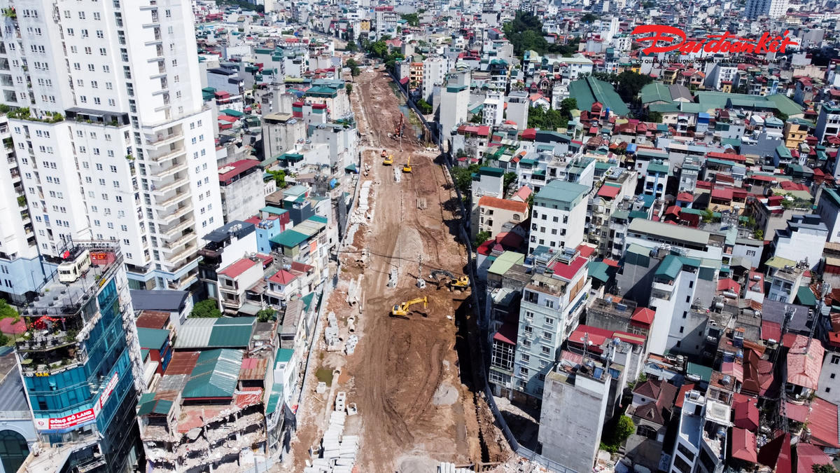 Một trong những hạng mục đang được xử lý là phần công trình tại số 241 Vũ Tông Phan. Một phần tòa nhà quy mô 13 tầng, một hầm và một tum đang được cắt dỡ để phục vụ giải phóng mặt bằng.
