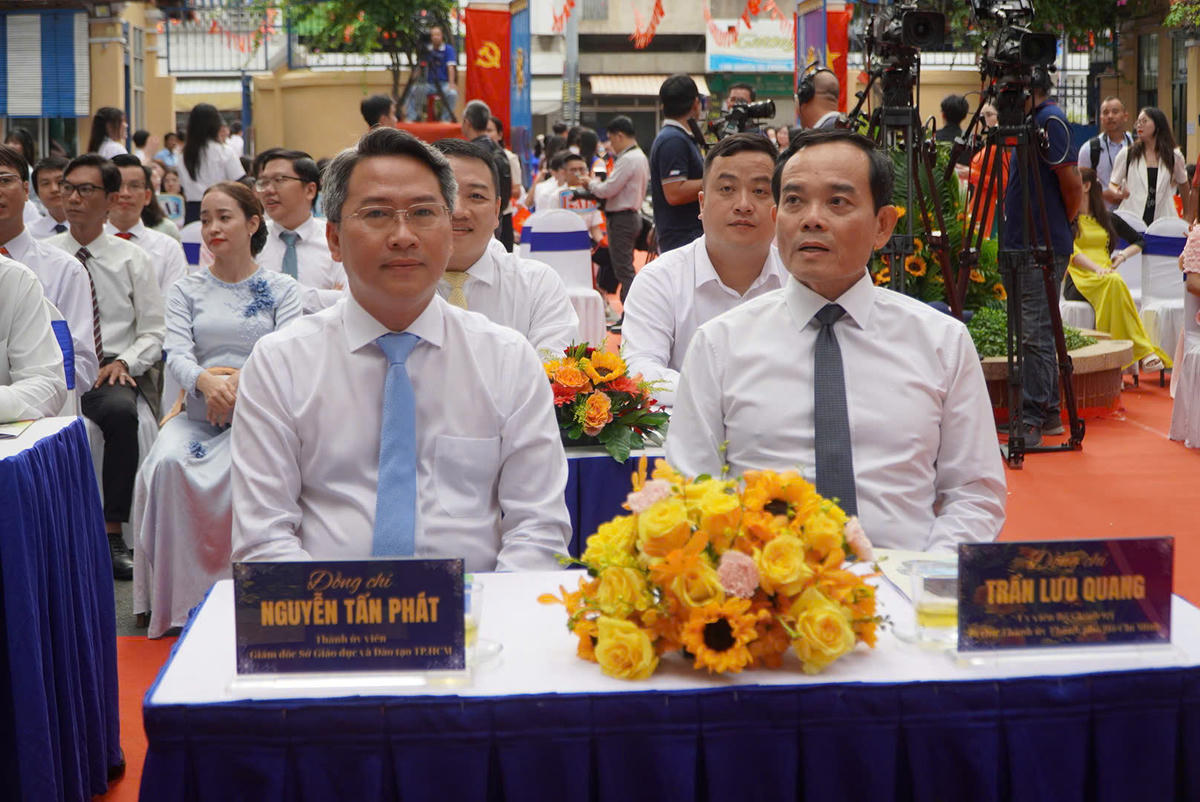 Ông Trần Lưu Quang, Ủy viên Bộ Chính trị, Bí thư Thành uỷ TPHCM tham dự lễ khai giảng ở trường Trần Khai Nguyên. Ảnh: C.Phúc.