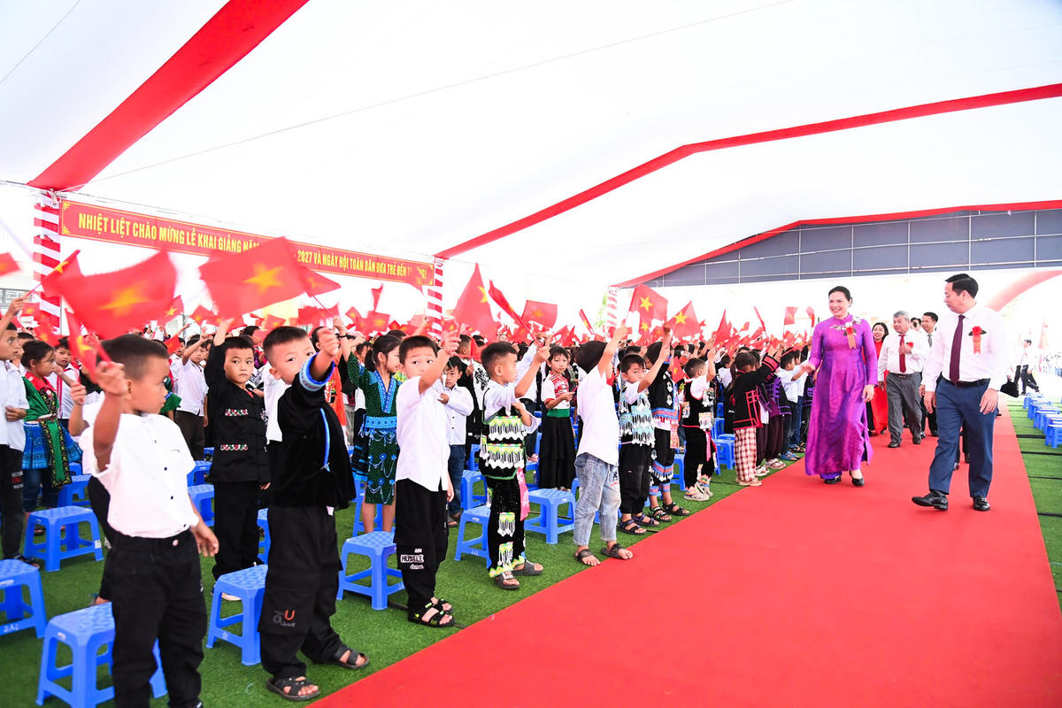 Ủy viên Trung ương Đảng, Phó Chủ tịch - Tổng Thư ký UBTƯ MTTQ Việt Nam Hà Thị Nga và Chủ tịch UBND tỉnh Lai Châu Hà Quang Trung dự lễ khai giảng tại Trường Phổ thông nội trú Tiểu học và THCS Petrovietnam - Phong Thổ, xã Phong Thổ.