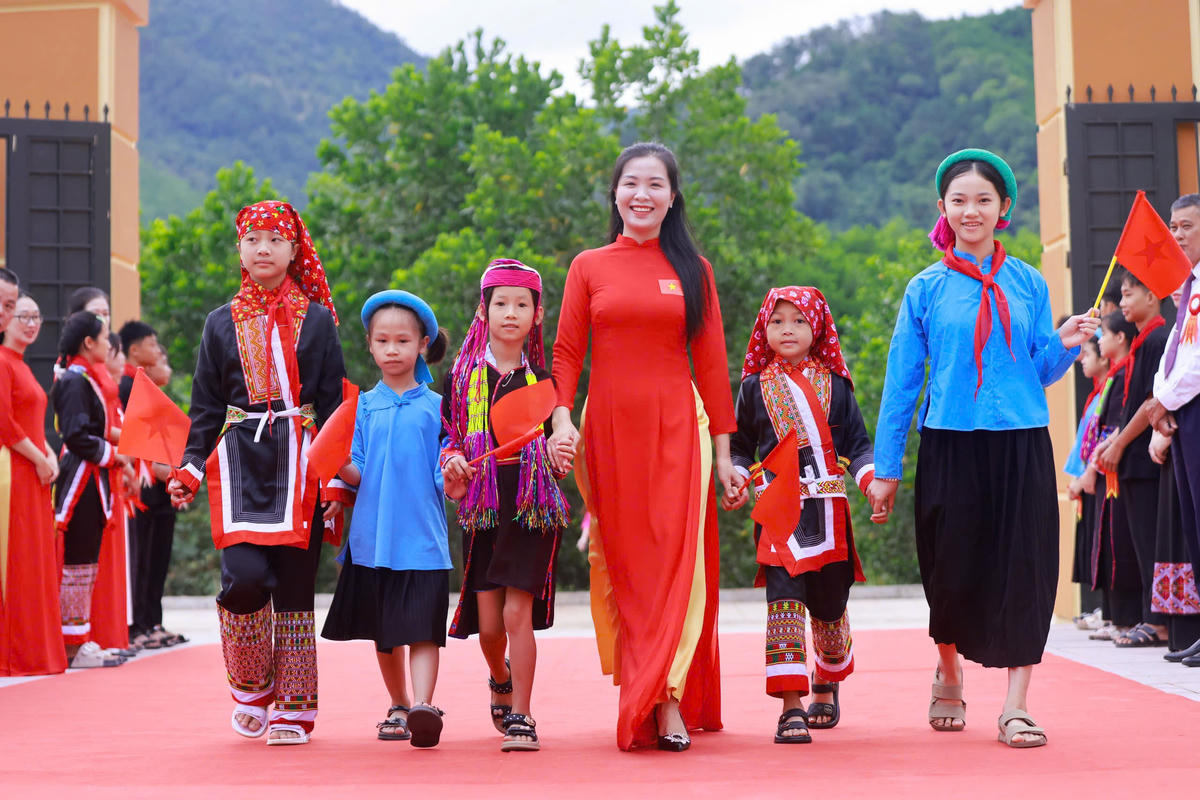 Những cái nắm tay ấm áp của thầy cô giáo chào đón học sinh đến trường. Ảnh: Duy Linh.