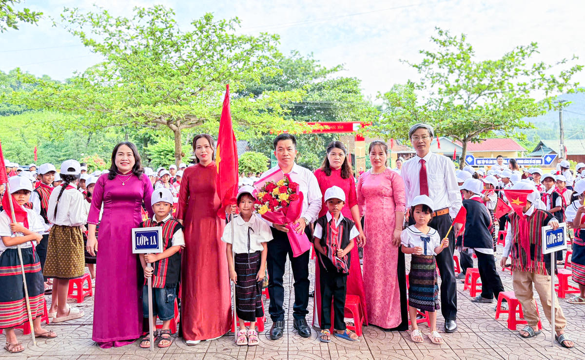 Nhà trường xác định giáo dục học sinh không chỉ dừng ở việc truyền đạt kiến thức mà còn cần giúp các em hiểu hơn về nguồn cội. Ảnh: CK