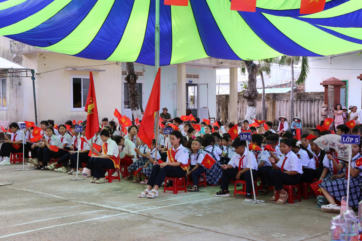Một góc Quang cảnh khai giảng năm học mới tại Trường Tiểu học và THCS Nhơn Châu. Ảnh: ĐS.
