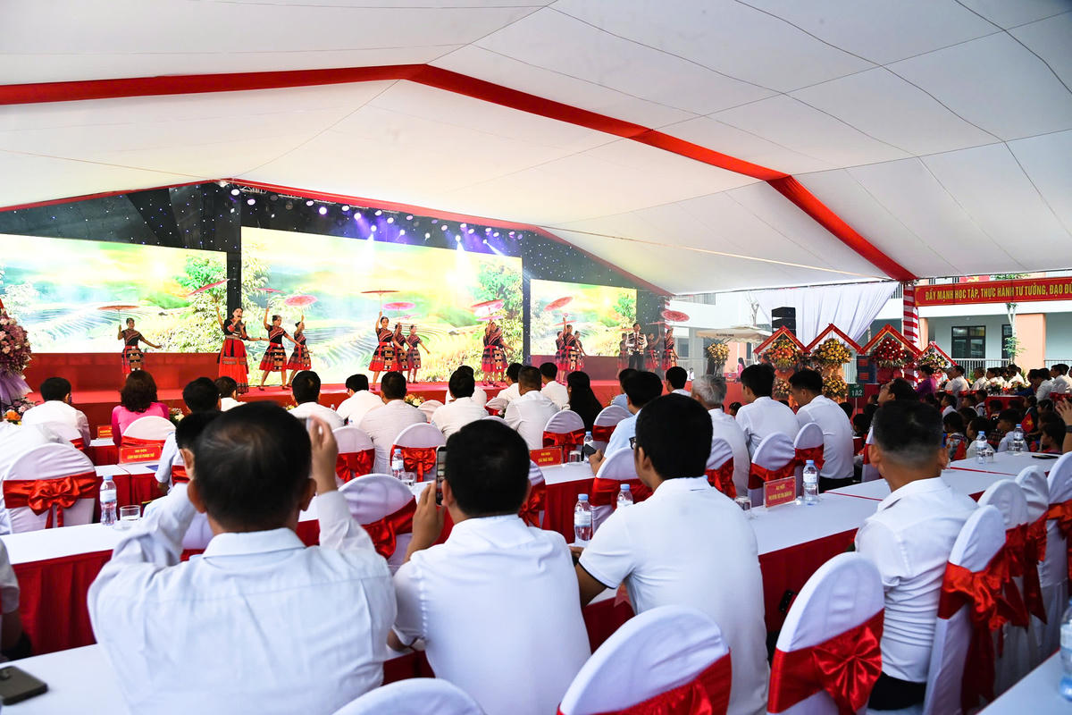 Các tiết mục văn nghệ được các em học sinh Trường Phổ thông nội trú Tiểu học và THCS Petrovietnam - Phong Thổ thực hiện.