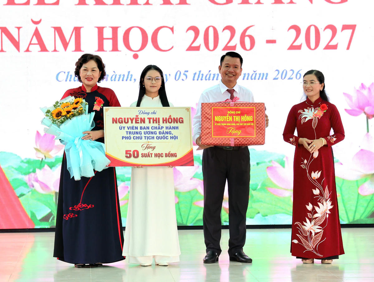 Phó Chủ tịch Quốc hội Nguyễn Thị Hồng trao 50 suất học bổng cho học sinh Trường Trường THCS-THPT Ngã Sáu. Ảnh HT