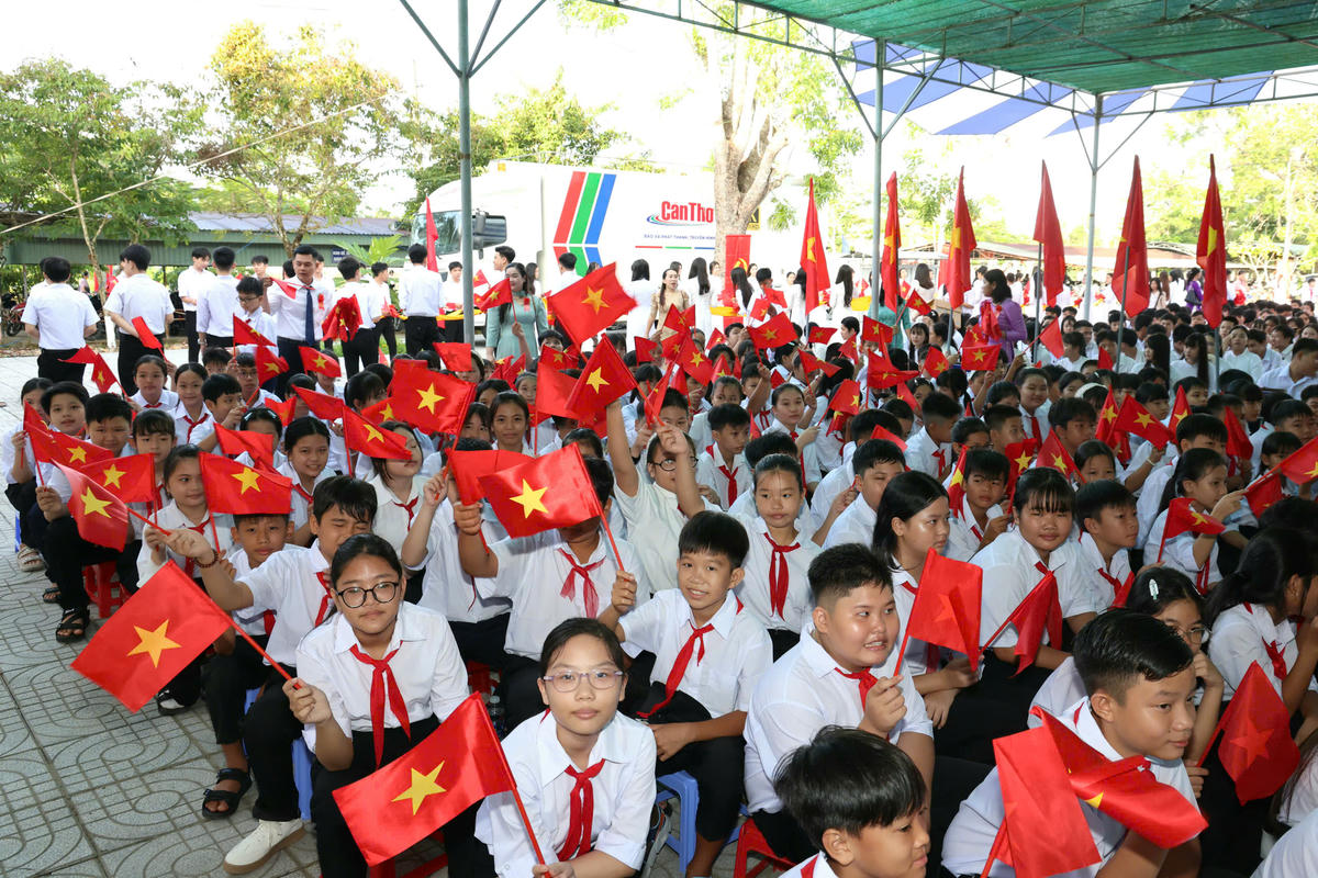 Học sinh Trường THCS và THPT Ngã Sáu háo hức đón chào năm học mới. Ảnh HT