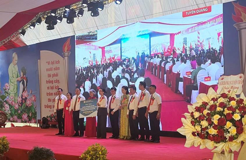 NXBGDVN tặng 500 bộ SGK cho học sinh Trường Phổ thông nội trú Tiểu học và THCS Minh Tân. 