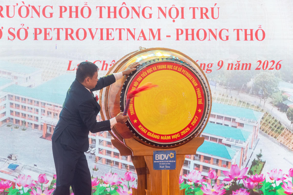 Hiệu trưởng Phùng Văn Ơn đánh trống khai giảng năm học mới 2026 - 2027