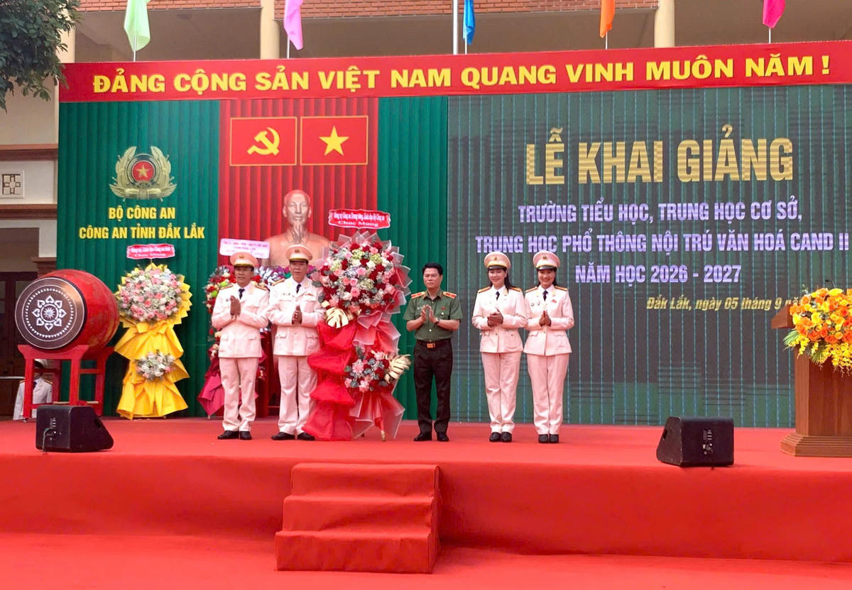 Thiếu tướng Nguyễn Hữu Mạnh, Cục trưởng Cục An ninh nội địa, Bộ Công an tặng hoa chúc mừng nhà trường. Ảnh: VT.