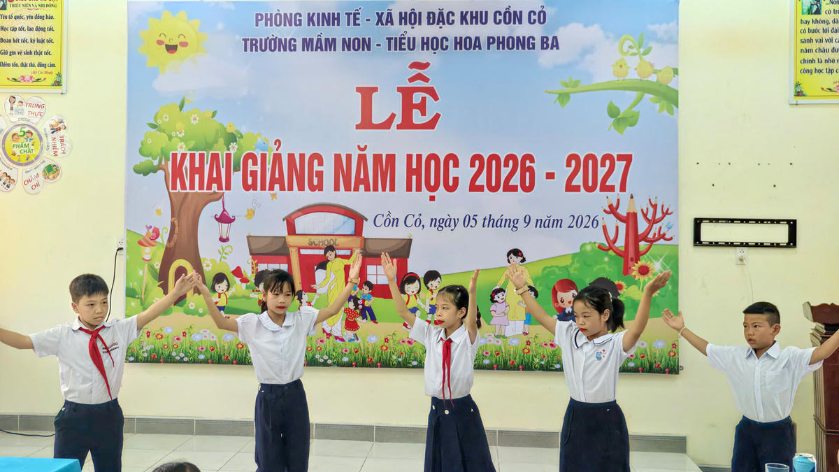 Tại đặc khu Cồn Cỏ, cô và trò cùng đón Lễ Khai giảng trong không khí vui tươi, phấn khởi. Ảnh: ĐKCC.