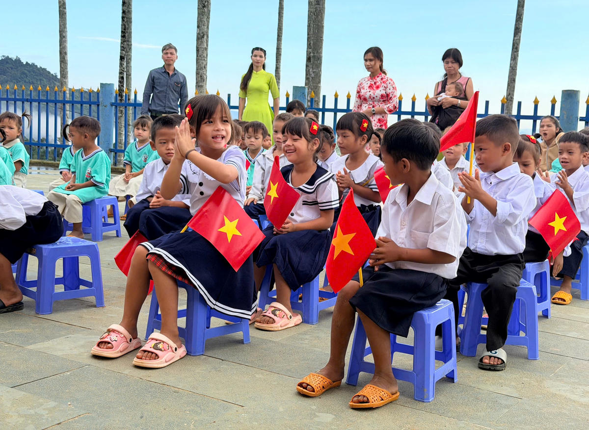 Nụ cười vui vẻ của học sinh tại điểm khai giảng tại Trường Mẫu giáo Phong Lan. Ảnh: VC.