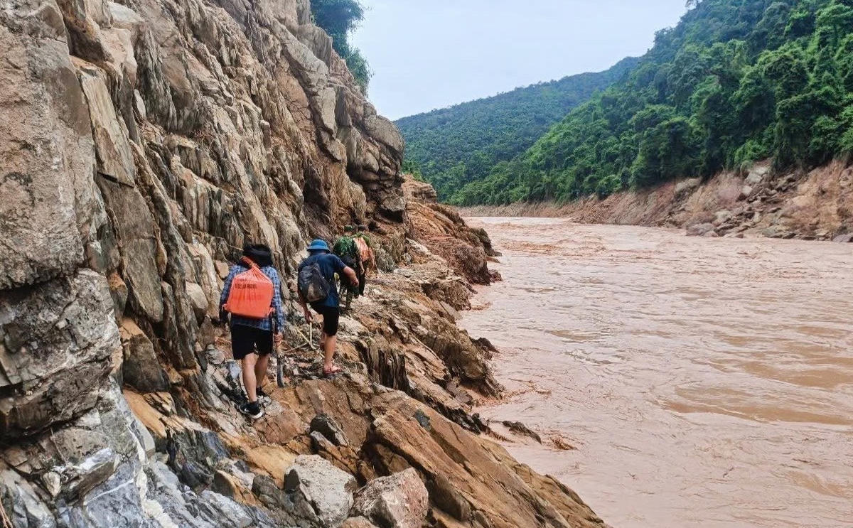 Đường vào bản Cha Nga khó khăn vất vả.
