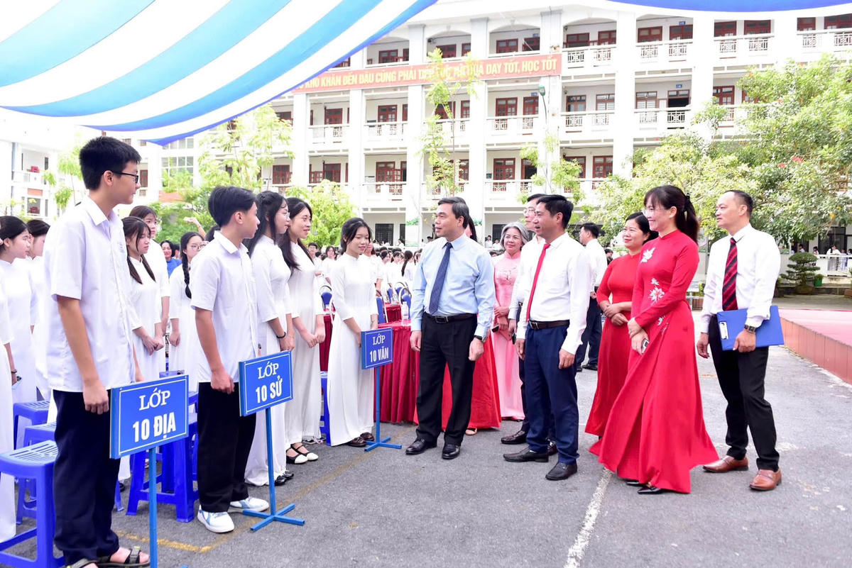 Chủ tịch Ủy ban MTTQ Việt Nam tỉnh Tuyên Quang Ma Thế Hồng trò chuyện với giáo viên và các em học sinh. MTTQ.
