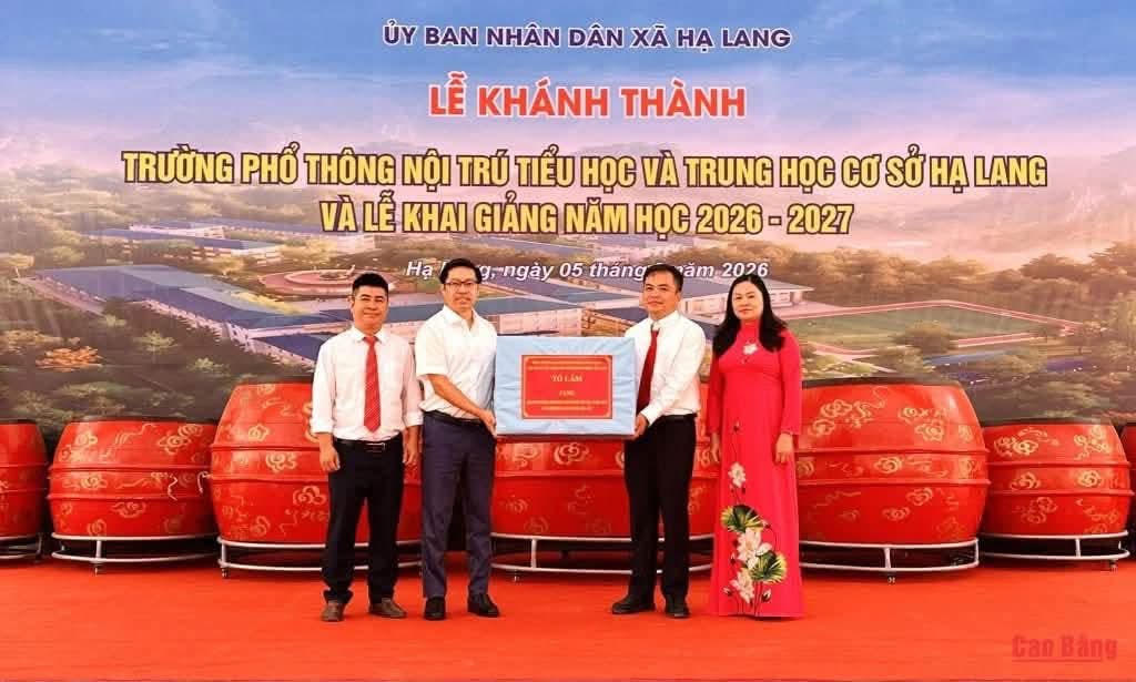 Ông Vũ Khắc Quang - Phó Chủ tịch Thường trực Ủy ban MTTQ Việt Nam tỉnh Cao Bằng dự và trao phần quà cho nhà trường.
