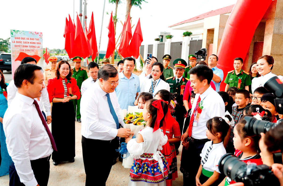 Phó Thủ tướng Thường trực Chính phủ Phạm Gia Túc dự Lễ khai giảng tại Điện Biên