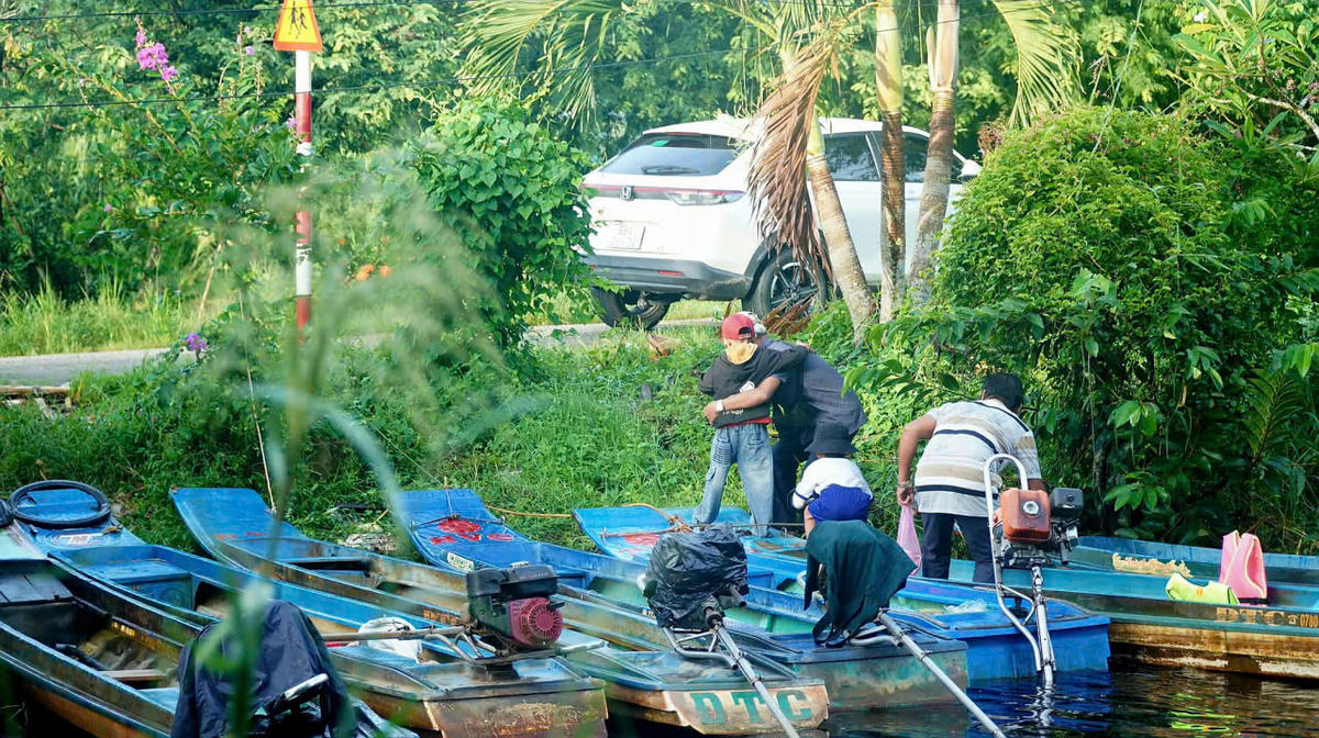 Học sinh Cà Mau đi xuồng máy đến trường khai giảng. Ảnh: CTV