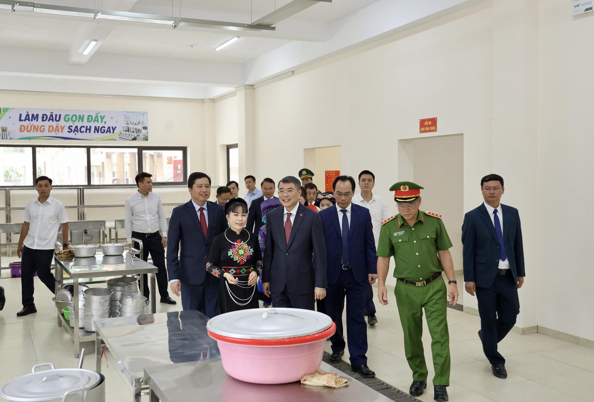 Thủ tướng Lê Minh Hưng tham quan khu nhà bếp của trường. Ảnh: T.Đ.