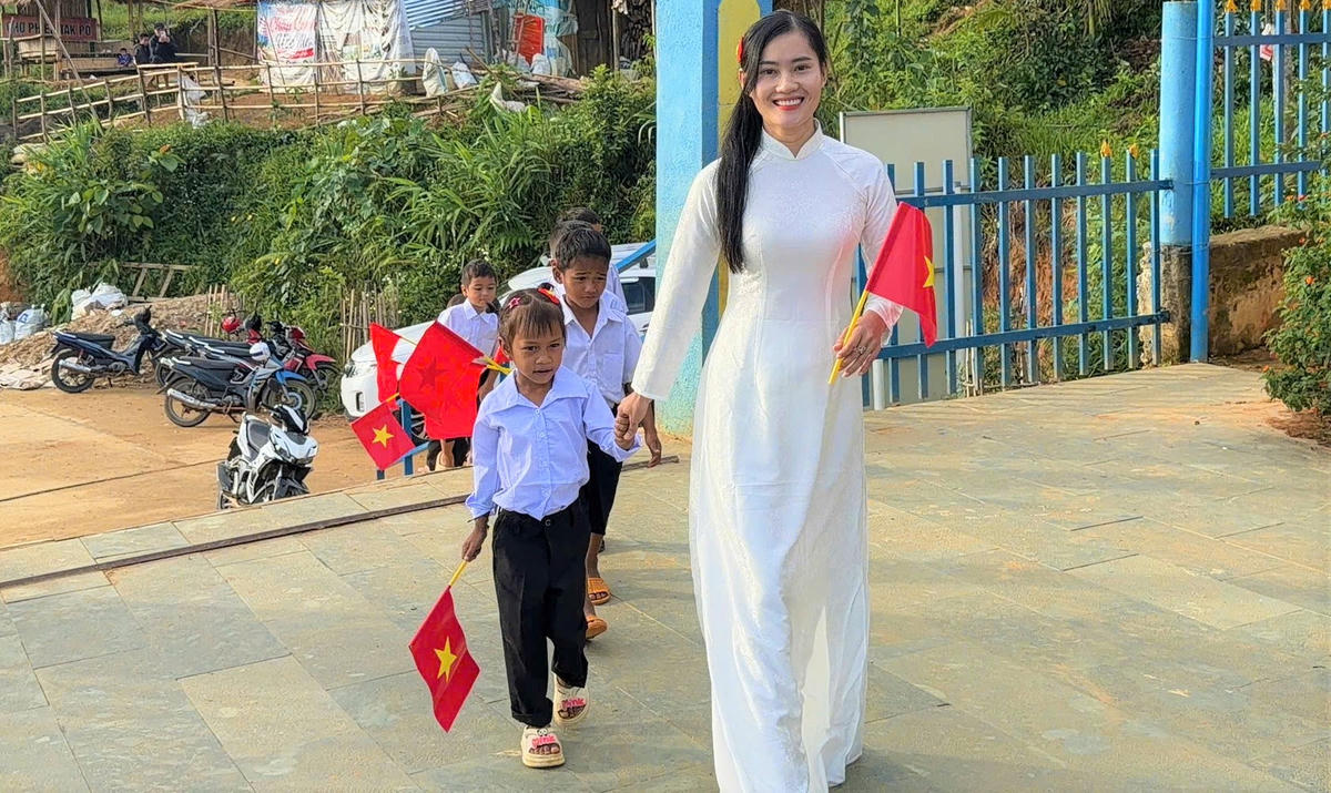 Cô Trà Thị Thu dẫn học sinh đến điểm Trường Tắk Pổ dự lễ khai giảng. Ảnh: TH.  