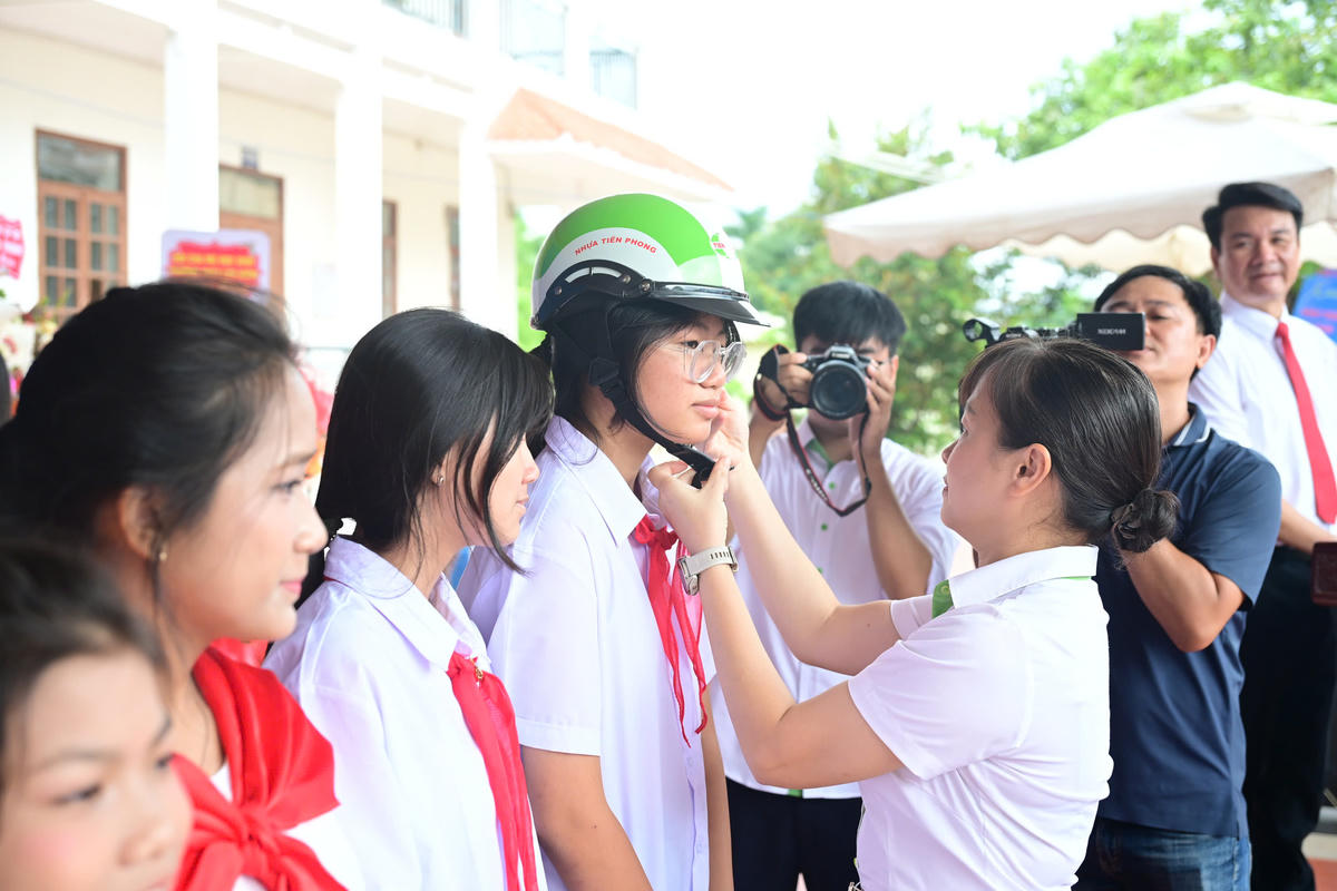 Hải Phòng: Trao tặng 1.000 mũ bảo hiểm cho học sinh nhân dịp khai giảng